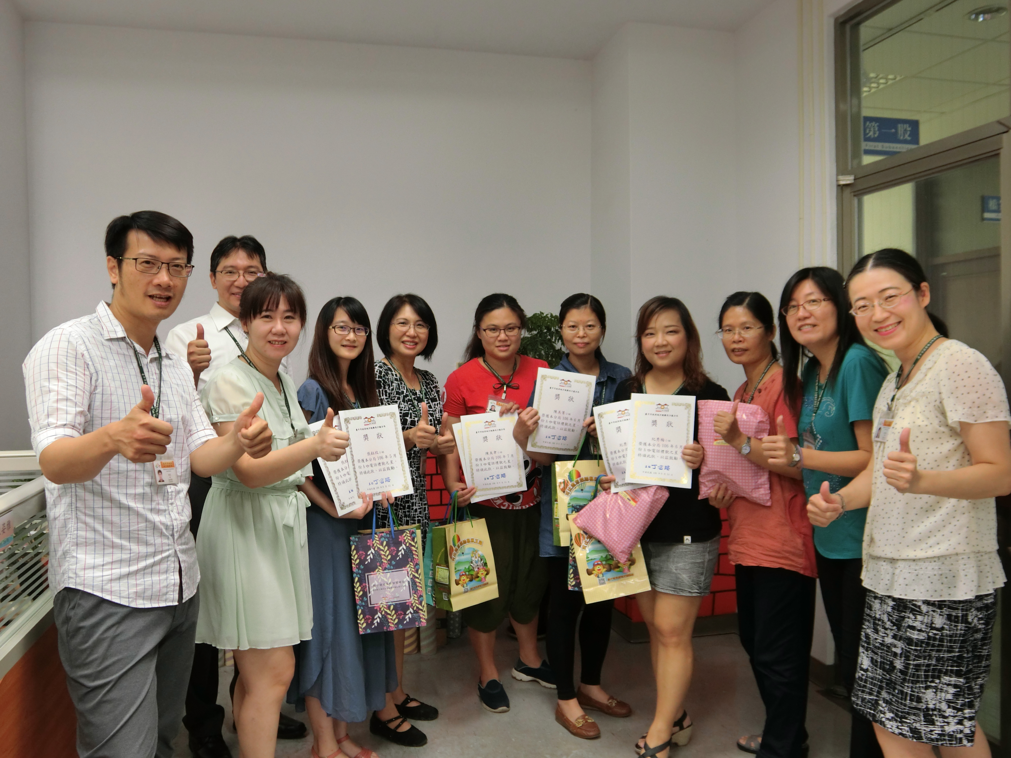 恭喜106年9月份沙鹿分局A咖電話禮貌之星得獎人員-張鈺玟、陳美聿、陳美菁、紀美珠小姐