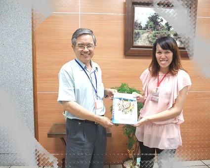 她有點成熟迷糊卻又像傻大姐般傻得很可愛