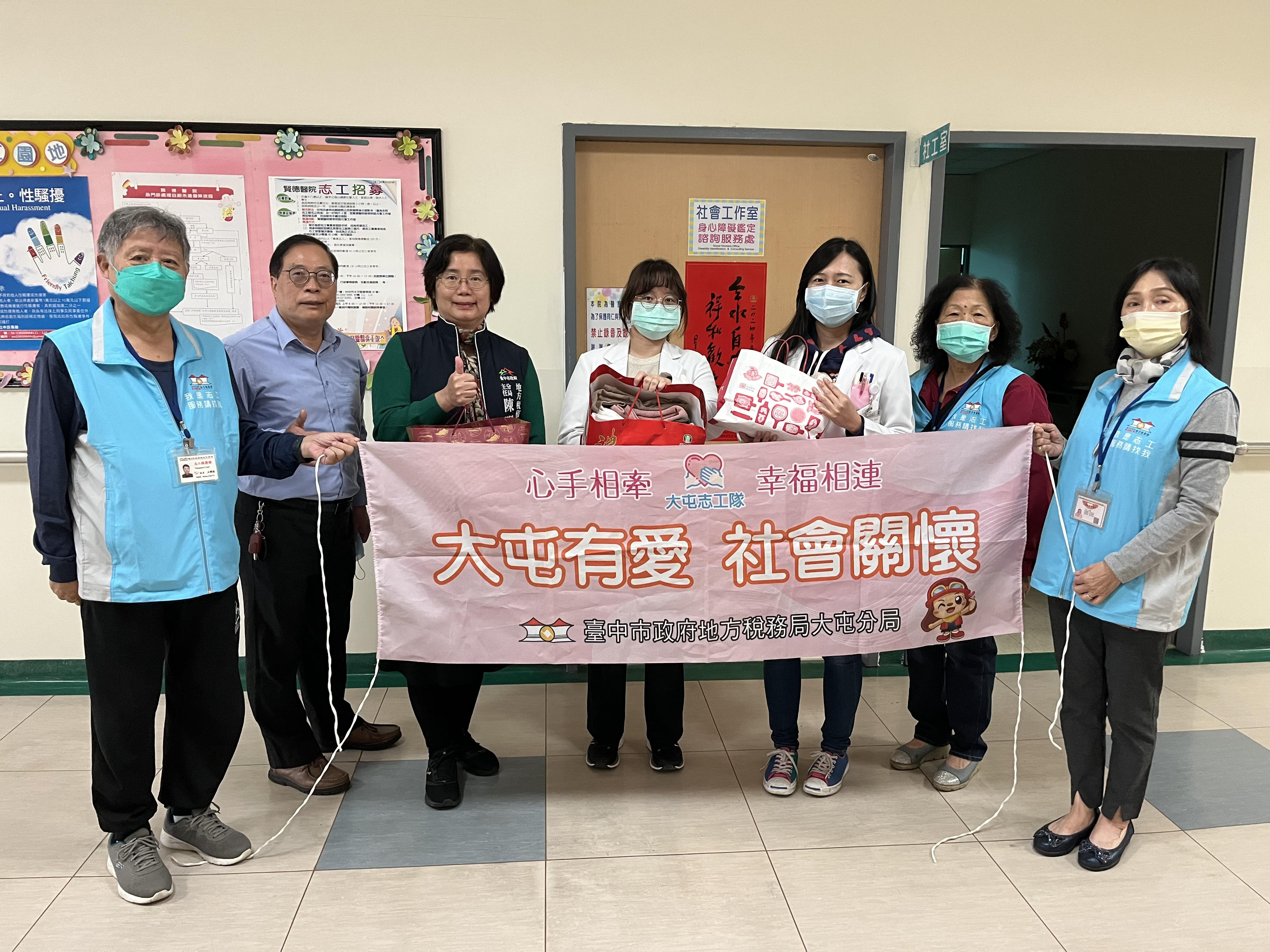 主任、股長及志工夥伴和社工師們合照